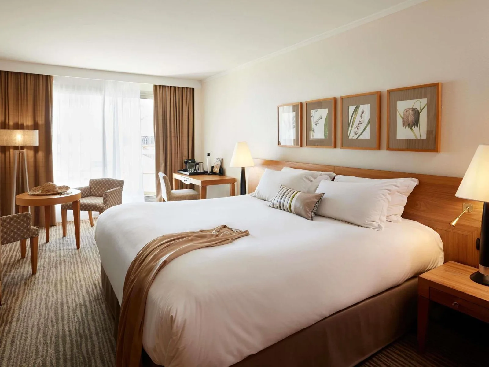 Habitación amplia en Sofitel Biarritz Le Miramar Thalassa