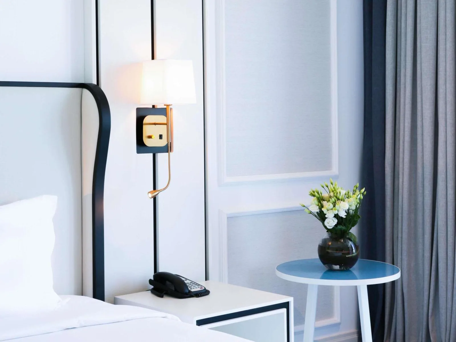Sofitel Dubai Jumeirah Beach – hotel en Dubái, Emiratos Árabes Unidos – un dormitorio con una cama y una mesa con una lámpara en Sofitel Dubai Jumeirah Beach en Dubái
