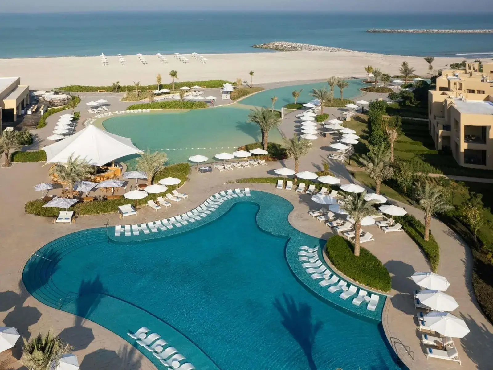 Sofitel Ras Al Khaimah Al Hamra Beach Resort – hôtel à Ras Al Khaimah, Émirats arabes unis – vue aérienne d'un complexe avec piscine et plage au Sofitel Ras Al Khaimah Al Hamra Beach Resort à Ras Al Khaimah