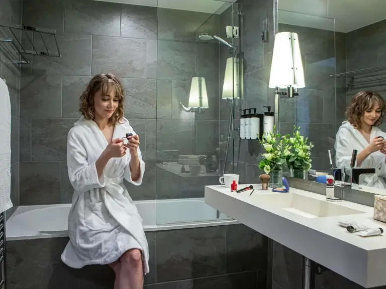 Baño elegante en Sofitel Strasbourg Grande Ile con una modelo