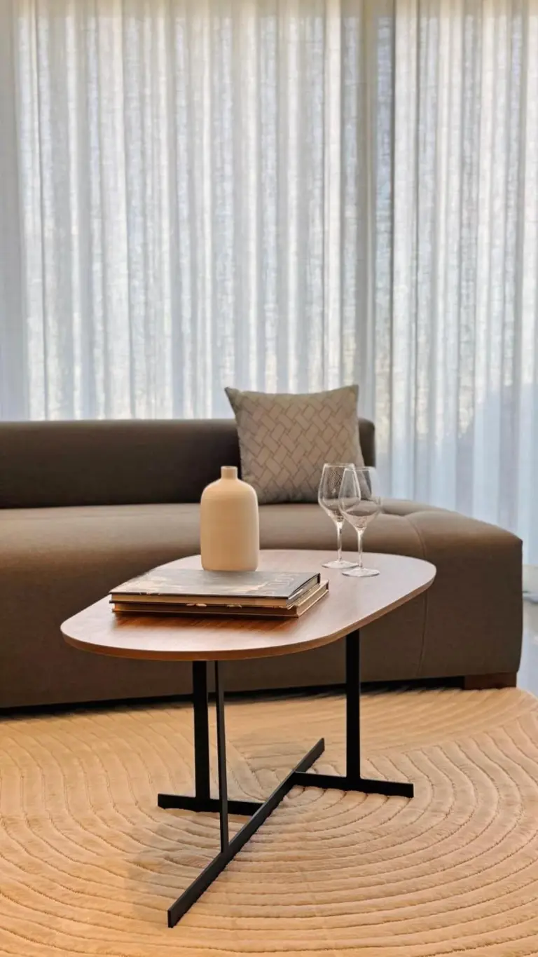 Elegante mesa de centro en la zona de estar de Soho Boutique Casablanca en Casablanca