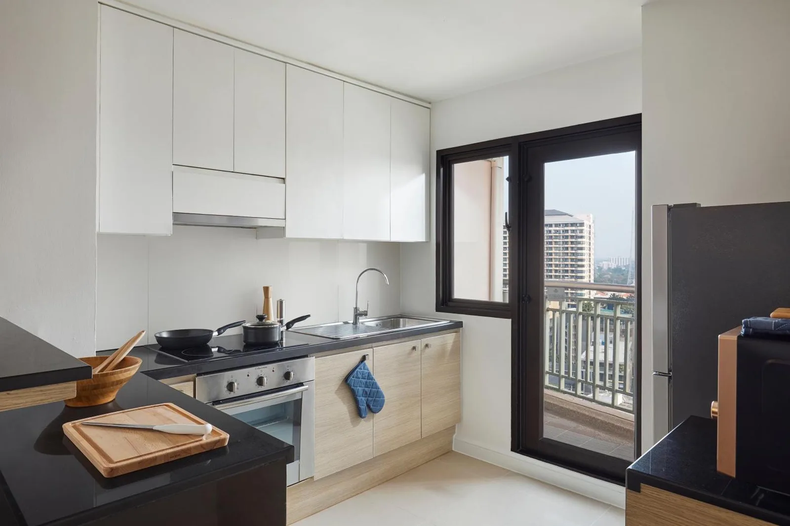 Somerset Park Suanplu Bangkok bright kitchen