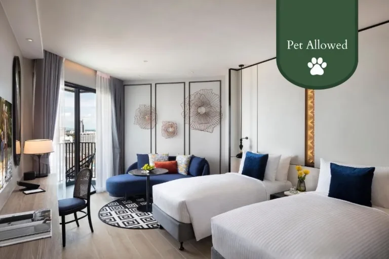 Somerset Pattaya – Hotel in Pattaya, Thailand – ein Hotelzimmer mit zwei Betten und einem Fernseher im Somerset Pattaya in Pattaya Central