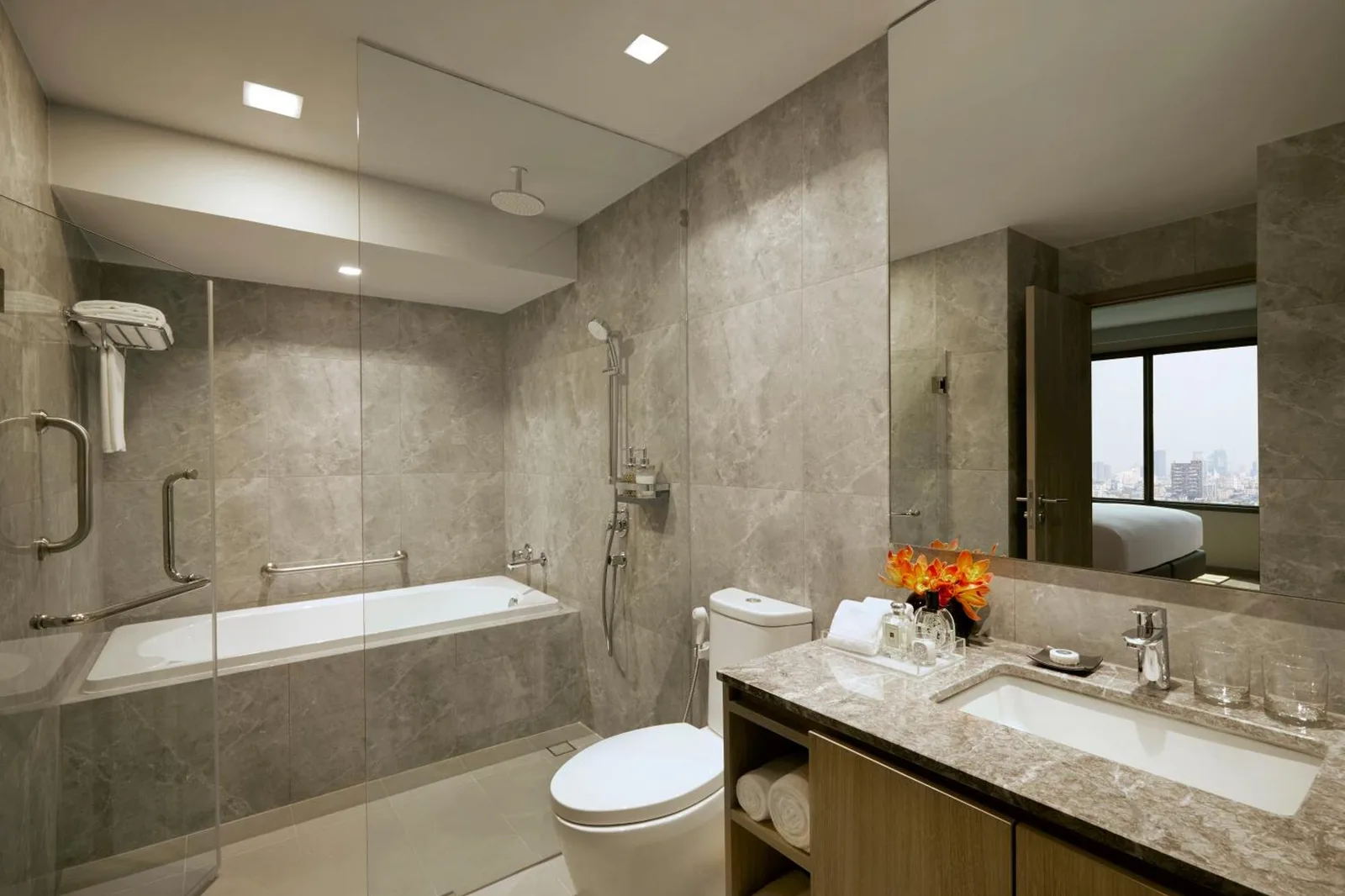 Somerset Rama 9 Bangkok – hôtel à Bangkok, Thaïlande – une chambre avec un lit, un bureau et une chaise au Somerset Rama 9 Bangkok à Bangkok