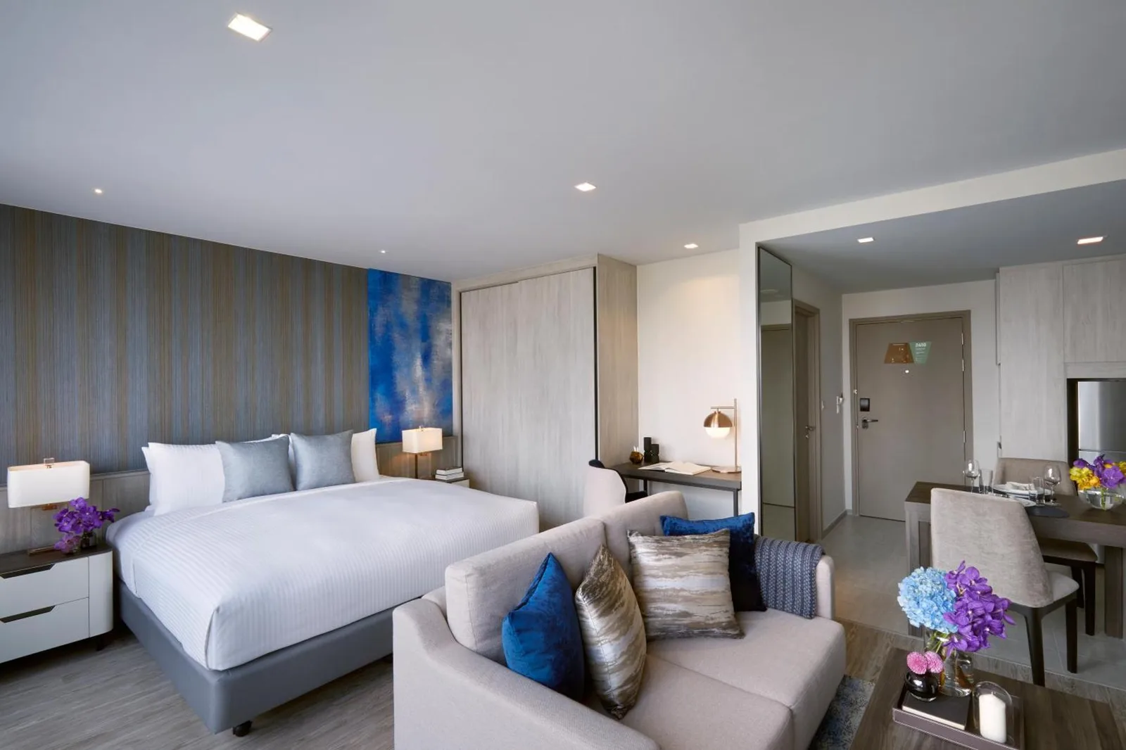 Somerset Rama 9 Bangkok – hôtel à Bangkok, Thaïlande – une chambre d'hôtel avec un lit et un canapé au Somerset Rama 9 Bangkok à Bangkok