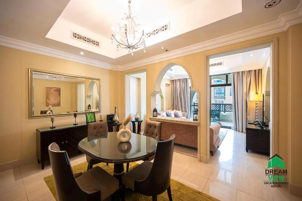 Espacio de comedor y sala de estar en Dream View Holiday Home Rental, Dubái
