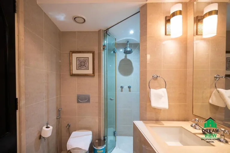 Área de ducha en Dream View Holiday Home Rental, Dubái