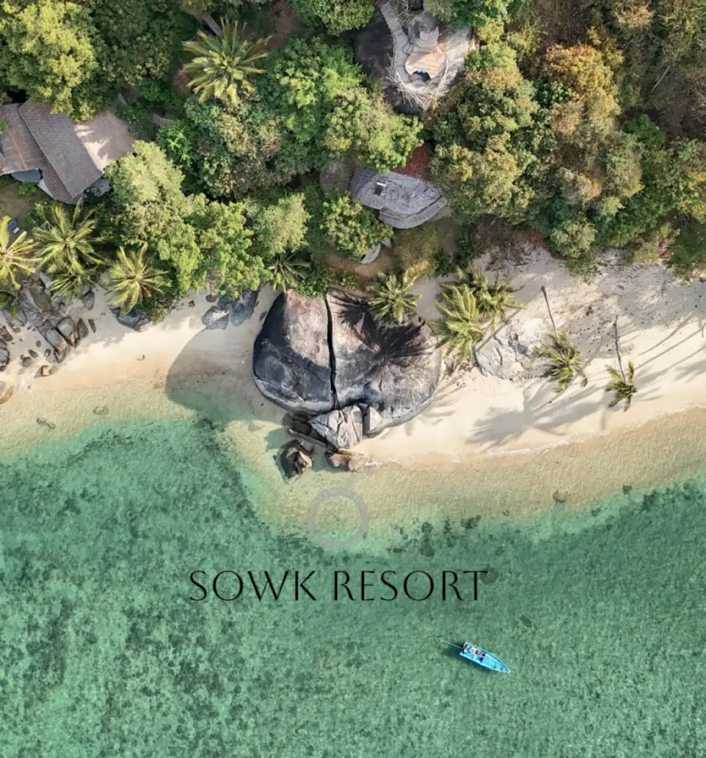 Luftaufnahme von SOWK Resort mit Strand und umliegender Natur