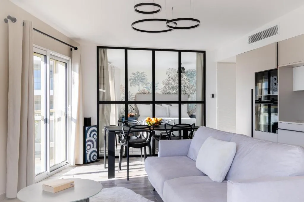 Área de estar y comedor en SPLENDIDE APPARTEMENT NICE BLUE PEARL TOUT CONFORT