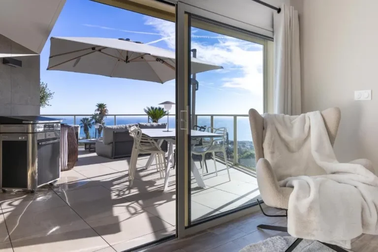 Vista de la sala de estar hacia la terraza en SPLENDIDE APPARTEMENT NICE BLUE PEARL TOUT CONFORT