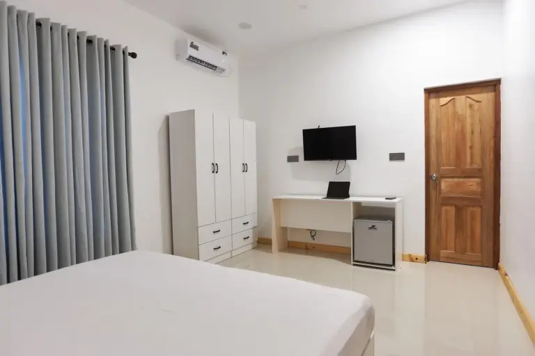 Chambre d’hôtes à Splendour Grand dans l’atoll d’Ari avec un lit, une armoire, une télévision murale, un bureau et la climatisation.