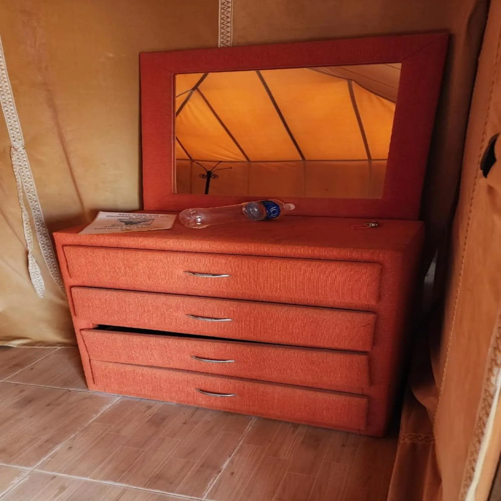 Privater Toilettenraum im Starlight Erg Luxury Camp in Merzouga mit Toilette und gefliestem Boden