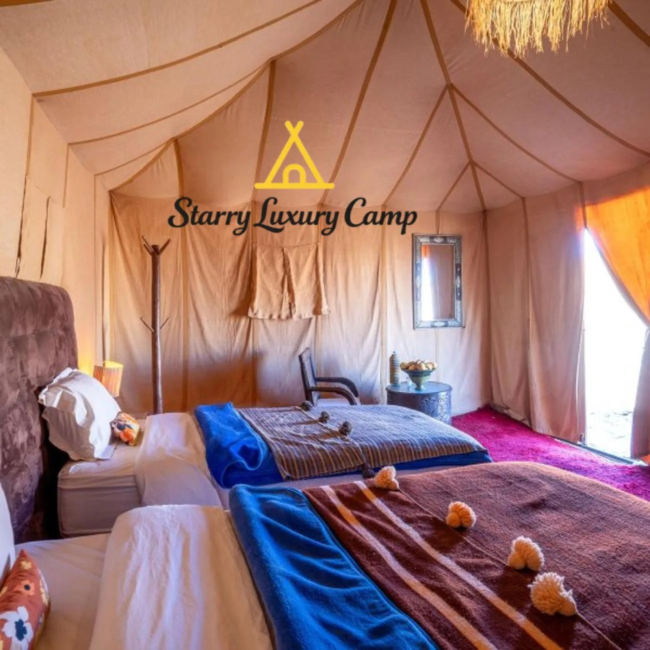 Habitación de tienda con dos camas en STARRY LUXURY CAMP en Merzouga con iluminación suave y diseño de campamento del desierto.