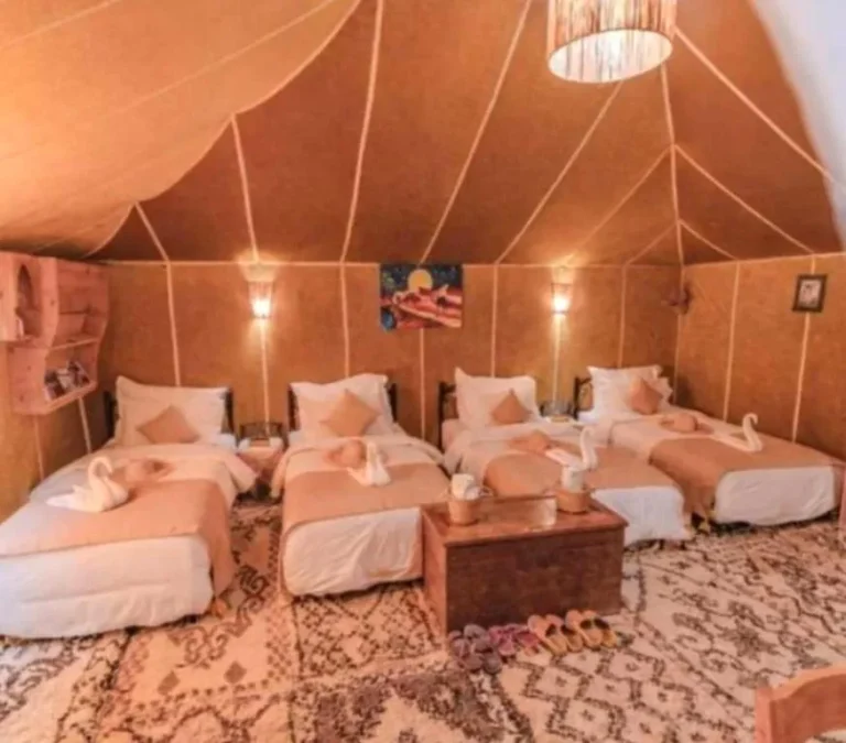 Bequemes Zelt mit Dekoration im Starry Nights Camp in Merzouga