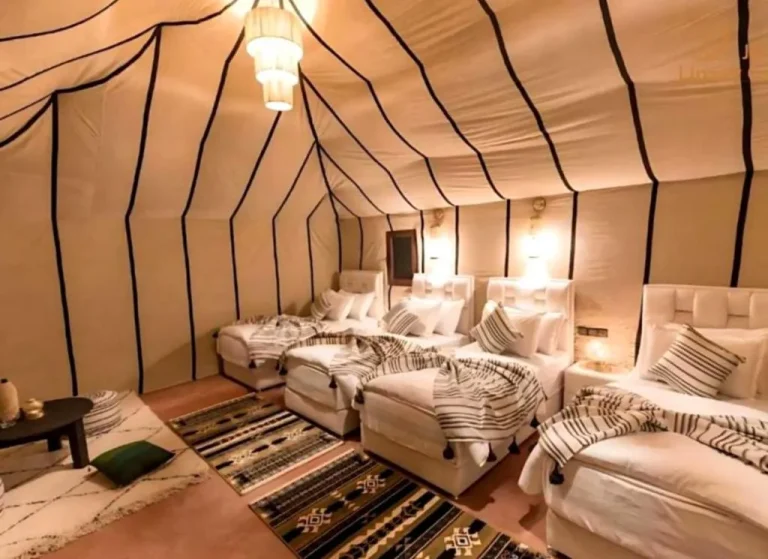Interieur des Deluxe-Zelts im Starry Nights Camp in Merzouga