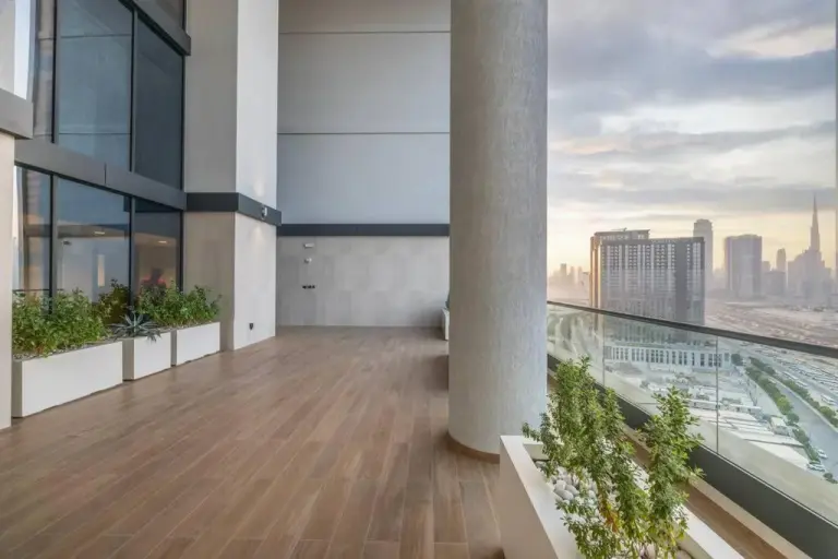 Amplio balcón en STAY BY LATINEM Luxury 1BR Holiday Home OPA2410 near Burj Khalifa en Dubai con vistas al skyline y a Burj Khalifa.