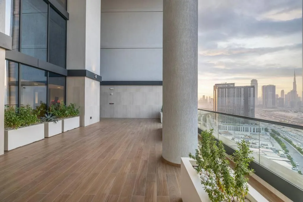 Amplio balcón en STAY BY LATINEM Luxury 1BR Holiday Home OPA2410 near Burj Khalifa en Dubai con vistas al skyline y a Burj Khalifa.