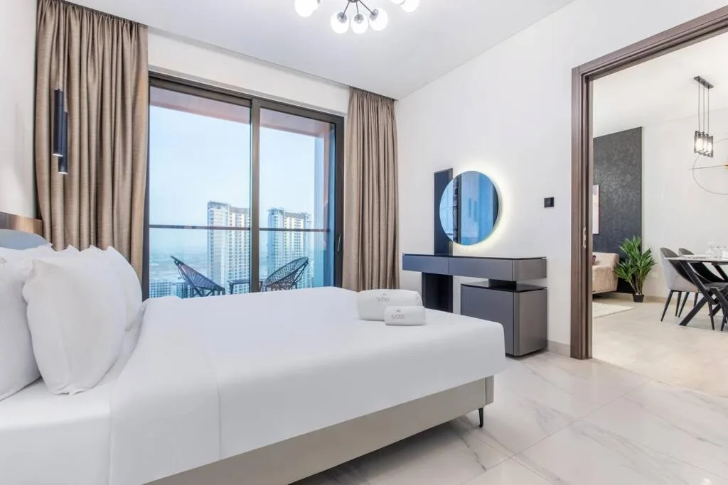 STAY BY LATINEM Luxury 1BR Holiday Home OPA2410 near Burj Khalifa, en Dubái