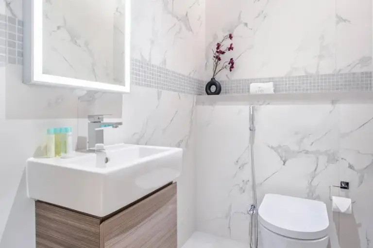 Baño de invitados en STAY BY LATINEM Luxury 1BR Holiday Home OPA2410 near Burj Khalifa en Dubai con lavabo e inodoro.