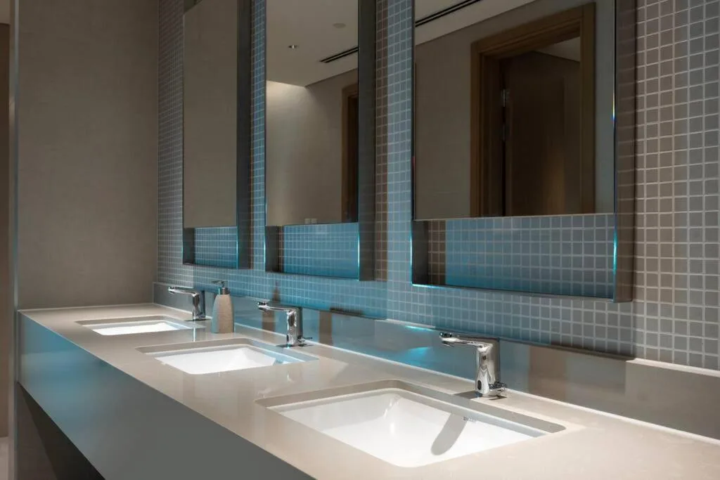 Mueble de lavabo con dos lavabos en STAY BY LATINEM Luxury 1BR Holiday Home OPA2410 near Burj Khalifa en Dubai.