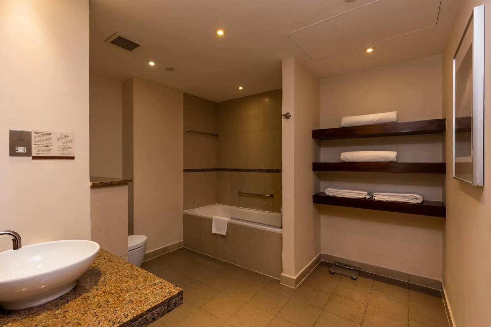 Badezimmer mit Aussicht im Staybridge Suites Yas Island Abu Dhabi