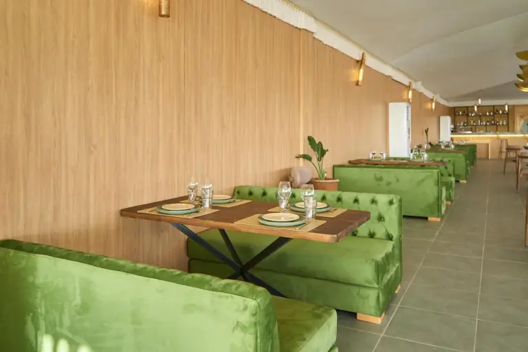 Espace repas intérieur de Stellar Agafay Desert Camp