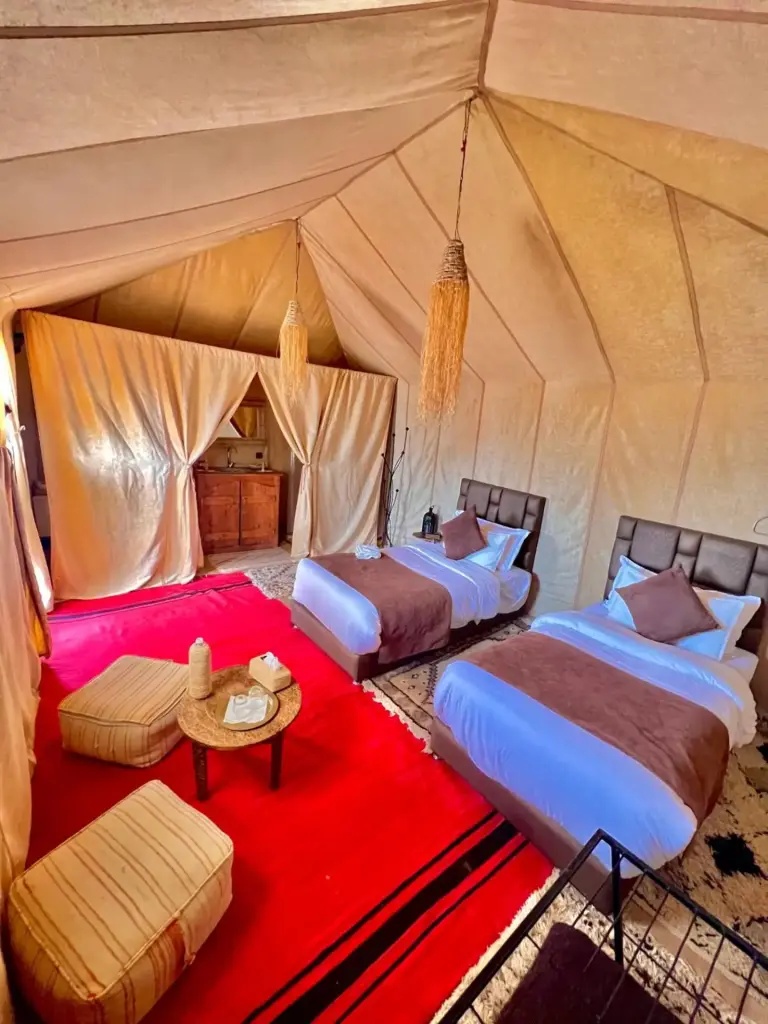 Amplio dormitorio en una tienda en Stellar Luxury Camp, Merzouga
