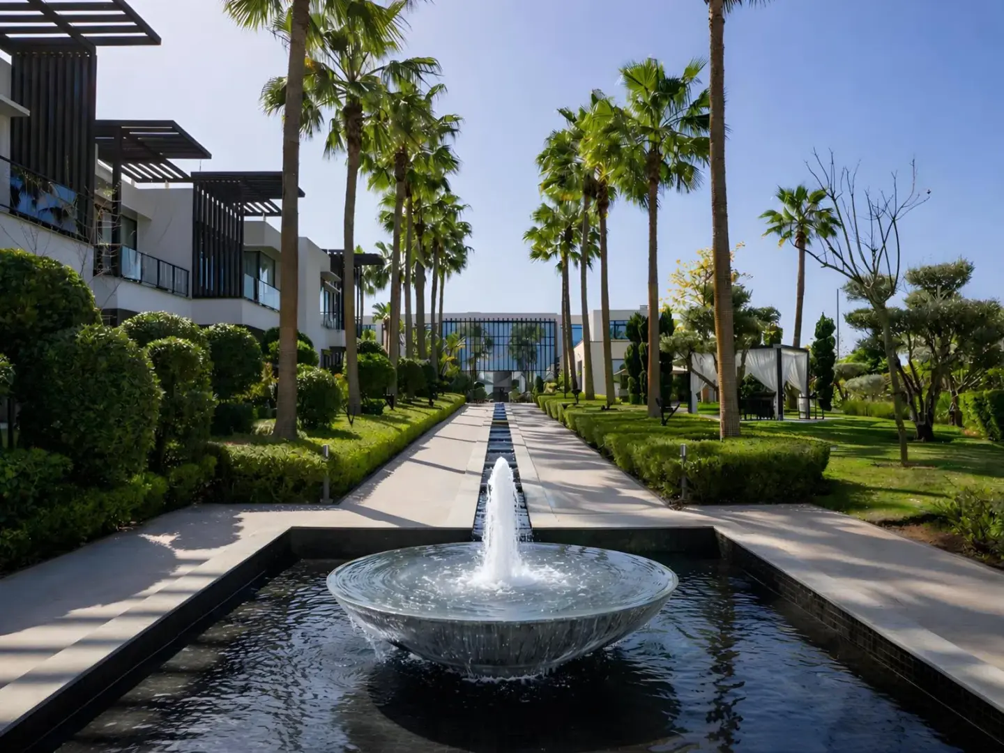 Hermosa vista al jardín con fuente en STORY Rabat