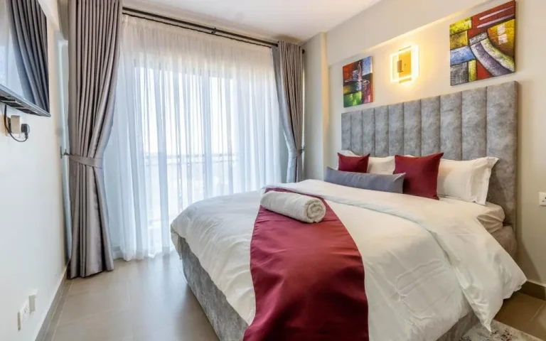 Appartement Studio à Nairobi avec chambre lumineuse et rideaux