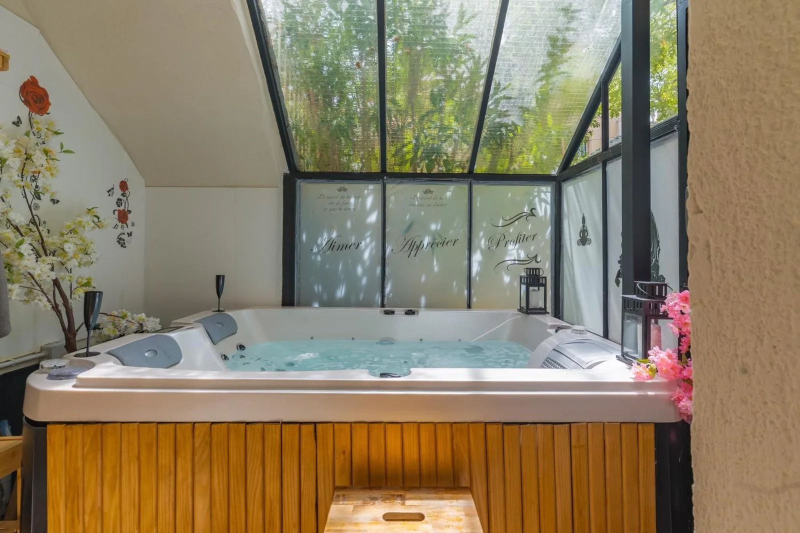Sublime Appartement Centre D’aix Innenansicht des Whirlpools