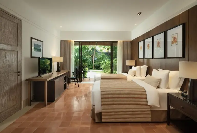 Modernes Deluxe-Zimmer im Sudamala Resort, Komodo, mit zwei Betten und Gartenblick.