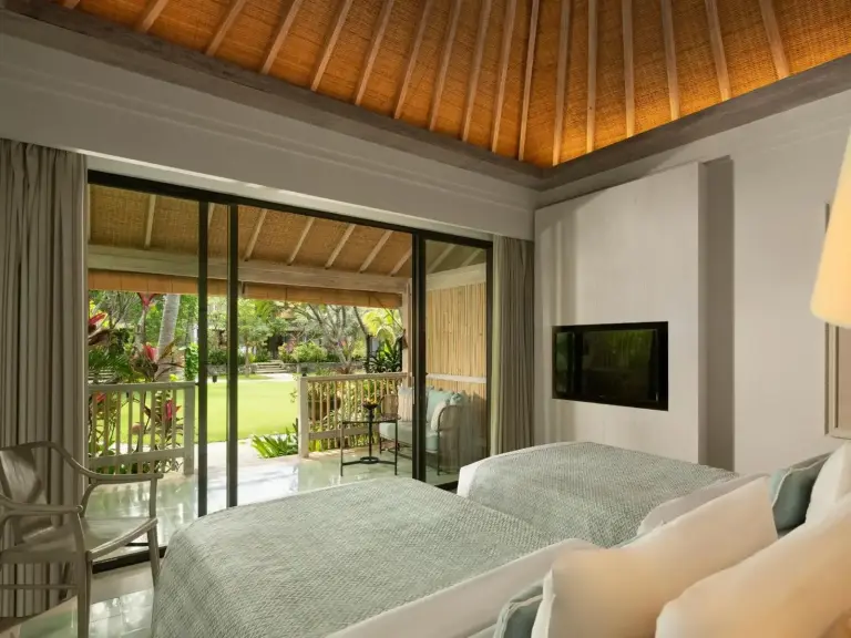 Zweibettzimmer in einem Bungalow im Sudamala Resort, Komodo, mit Zugang zu einer privaten Terrasse.