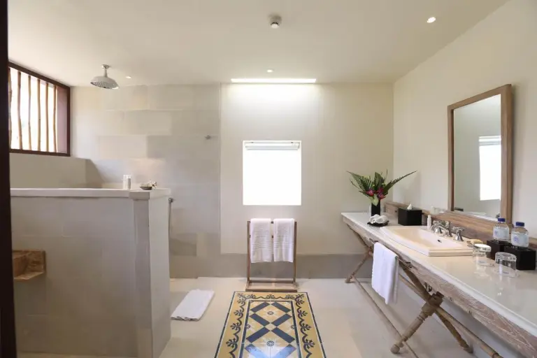 Baño moderno en Sudamala Resort, Senggigi, Lombok