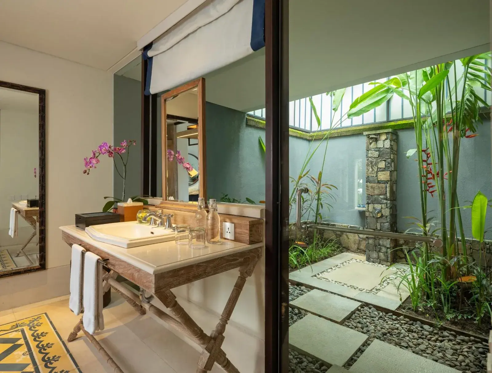 Baño con vistas al jardín en Sudamala Resort, Senggigi, Lombok