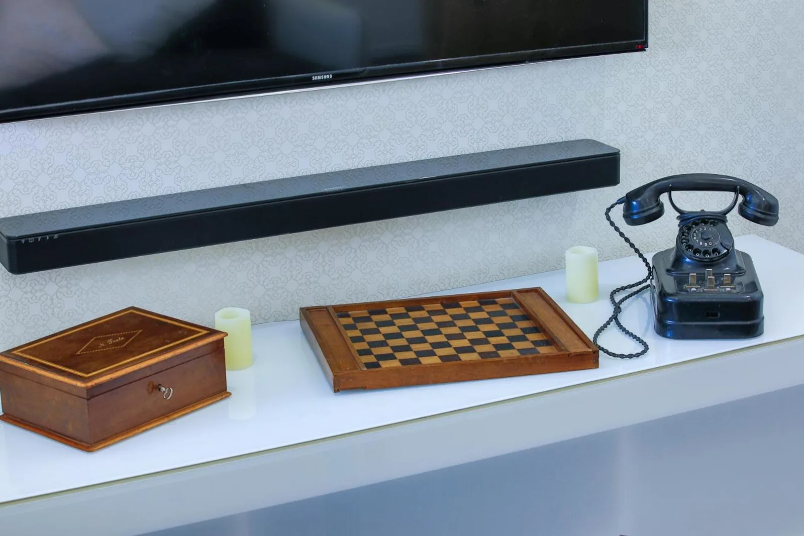 Dekorative Gegenstände und Vintage-Telefon im Suites Residences Spa in Colmar