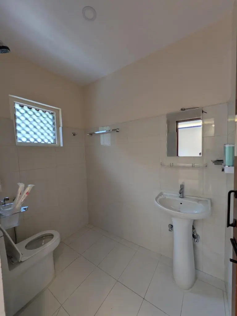Sukute River Fun Beach Resort – hotel en Nagarkot, Nepal – un baño con un inodoro y un lavabo en Sukute River Fun Beach Resort en Dolālghāt