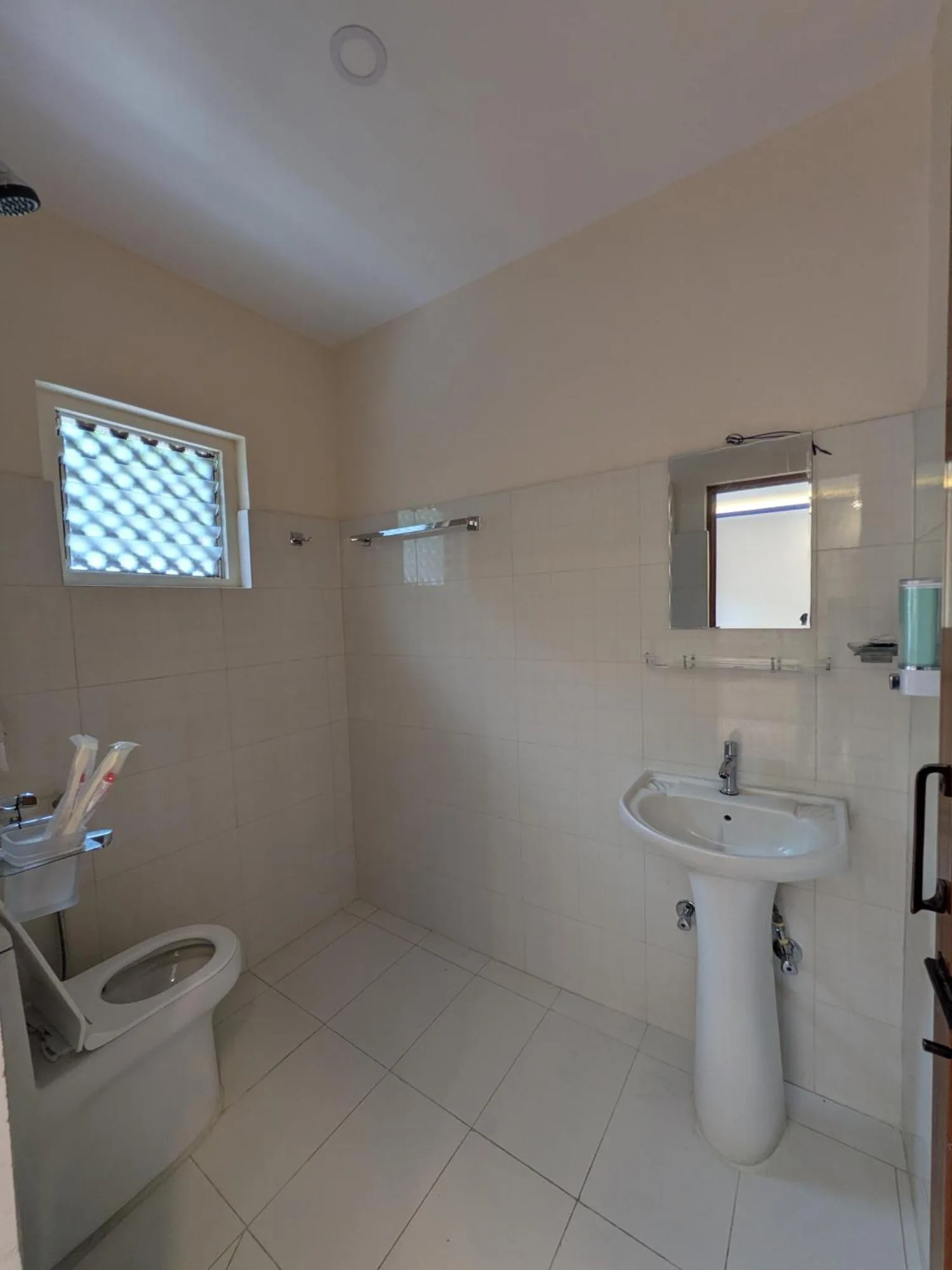 Sukute River Fun Beach Resort – hotel en Nagarkot, Nepal – un baño con un inodoro y un lavabo en Sukute River Fun Beach Resort en Dolālghāt