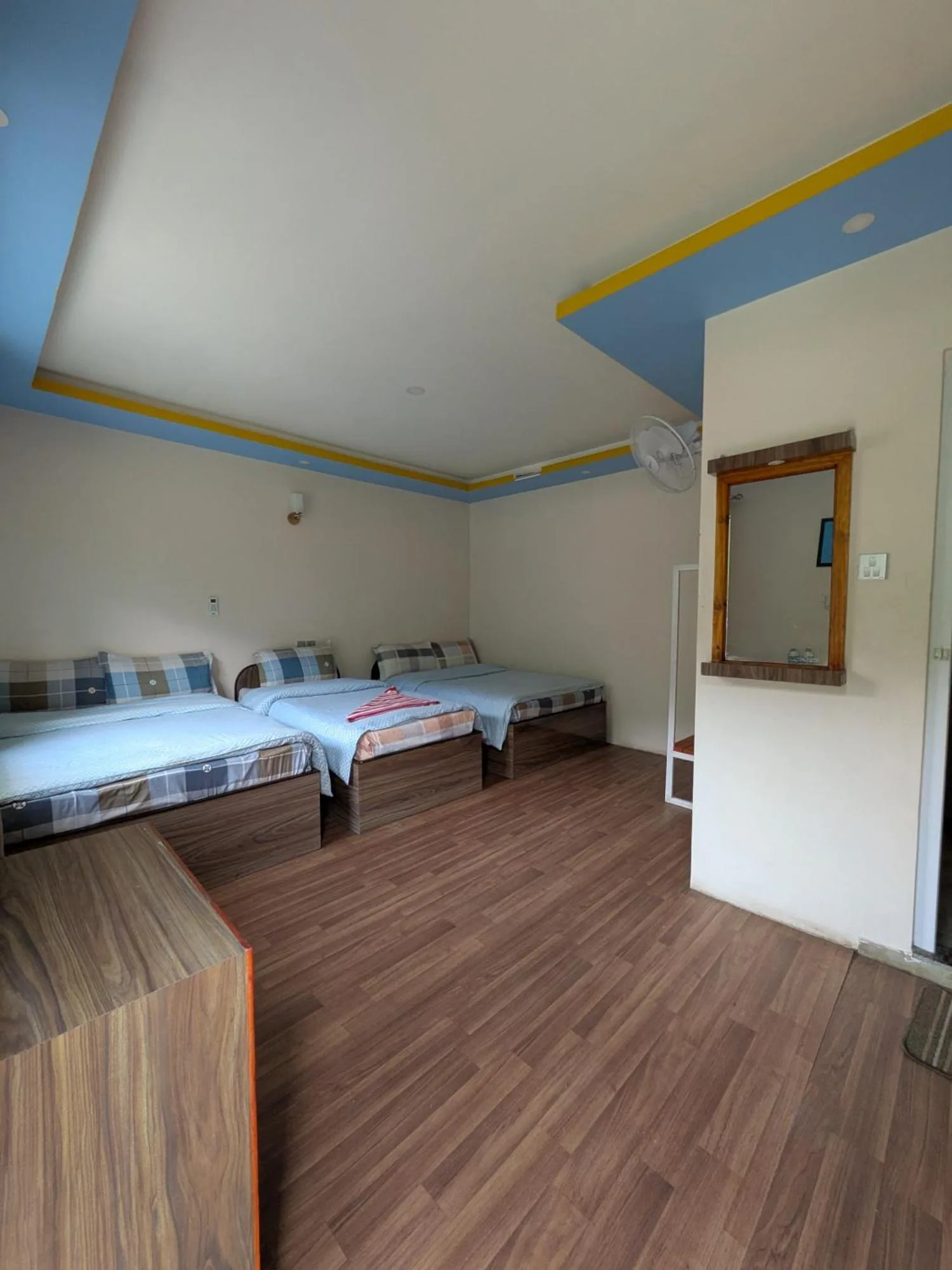 Sukute River Fun Beach Resort – hotel en Nagarkot, Nepal – dos camas individuales en una habitación con suelo de madera en Sukute River Fun Beach Resort en Dolālghāt