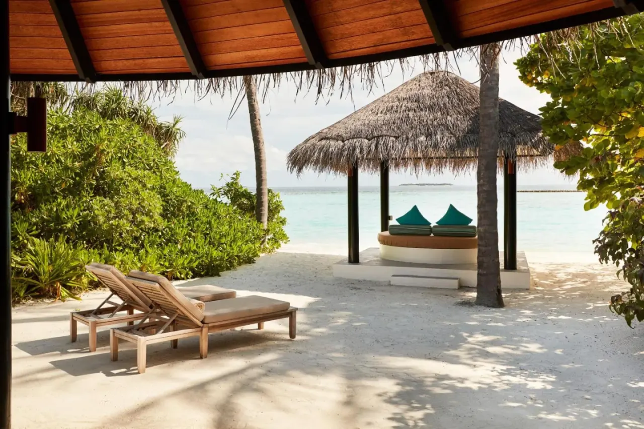 Zona de descanso privada en la playa en Sun Siyam Iru Fushi