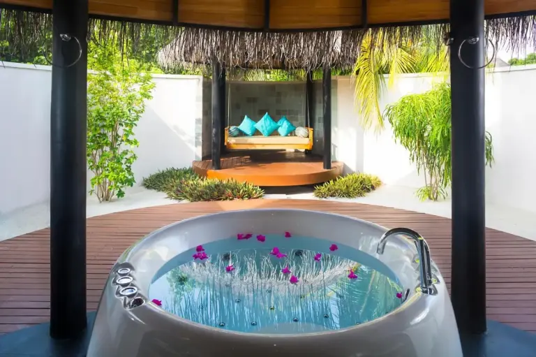 Bañera de hidromasaje privada en Sun Siyam Iru Fushi