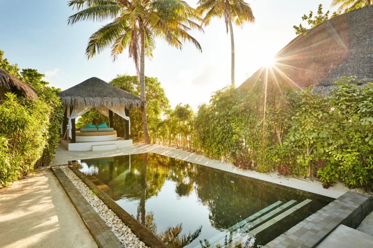 Zona de piscina privada en Sun Siyam Iru Fushi