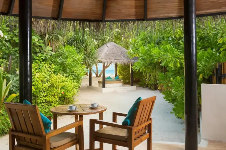 Zona de estar con vistas a la playa en Sun Siyam Iru Fushi