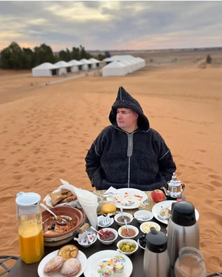 Petit-déjeuner servi au Sunbright Luxury Camp à Merzouga sur le sable du désert