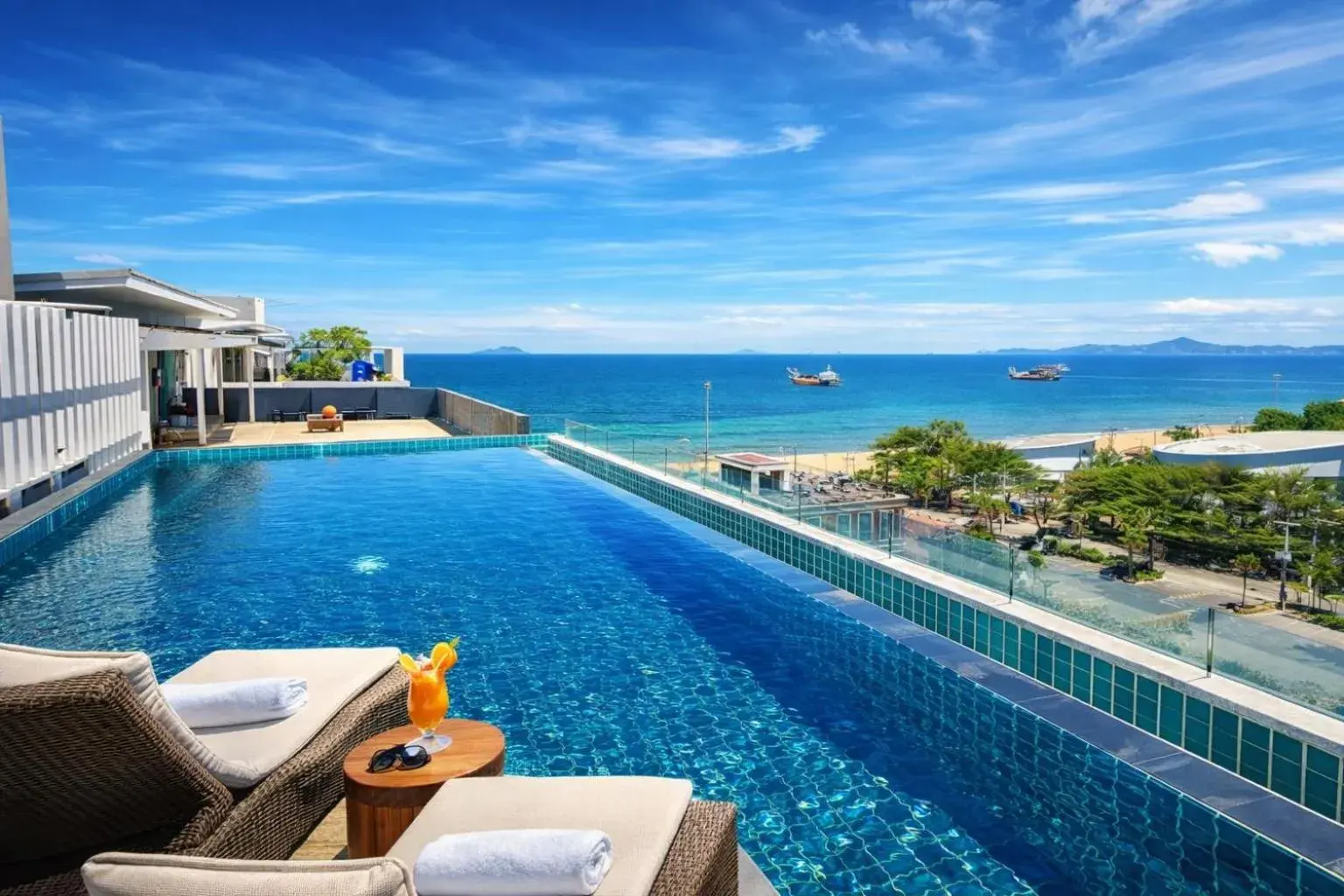 Piscina infinita en la azotea con vistas al mar en Sunday Beachfront View Jomtien Pattaya en Pattaya, Thailand