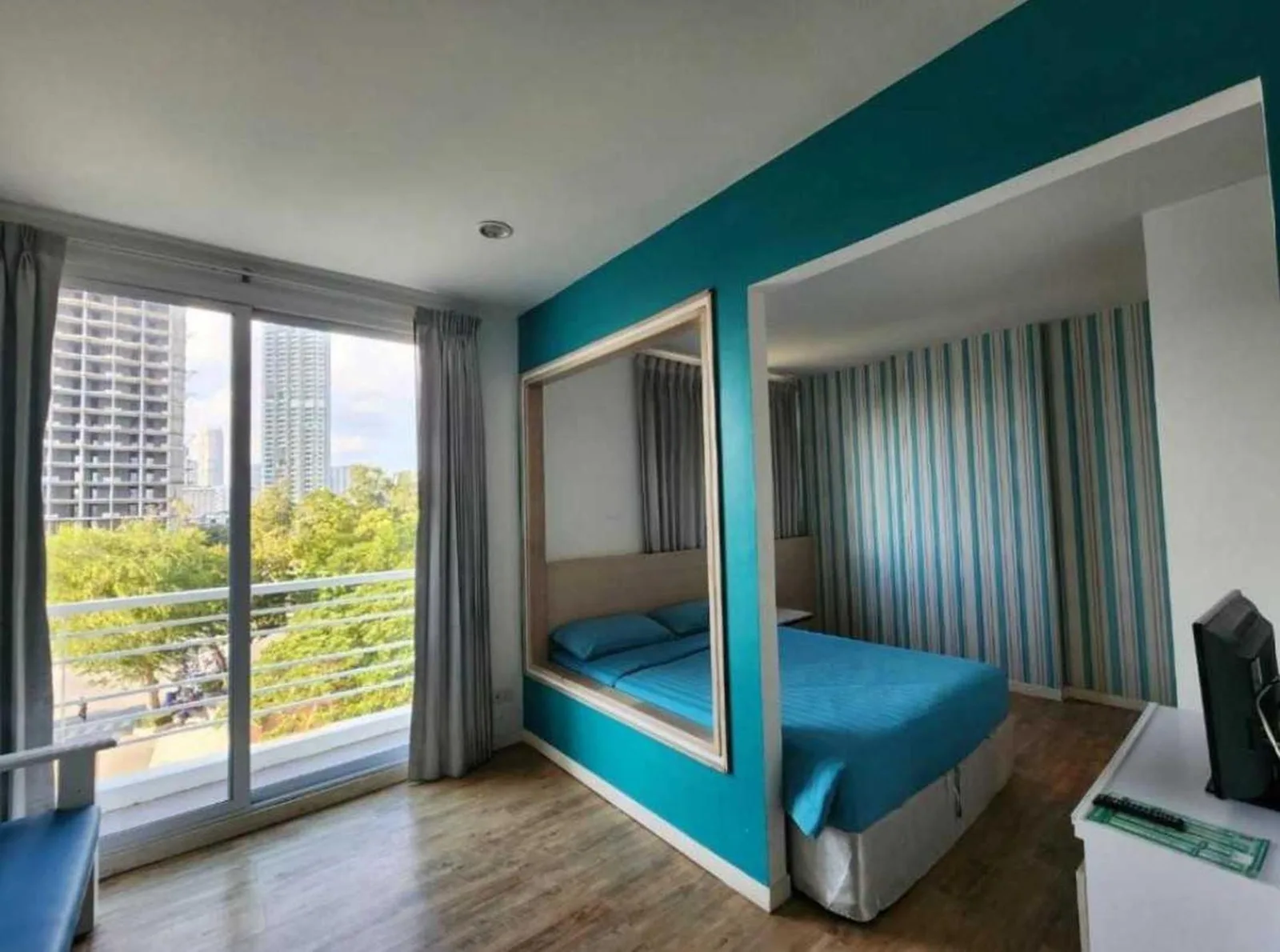 Habitación con vistas al mar en Sunday Beachfront View Jomtien Pattaya con balcón y vistas a la ciudad