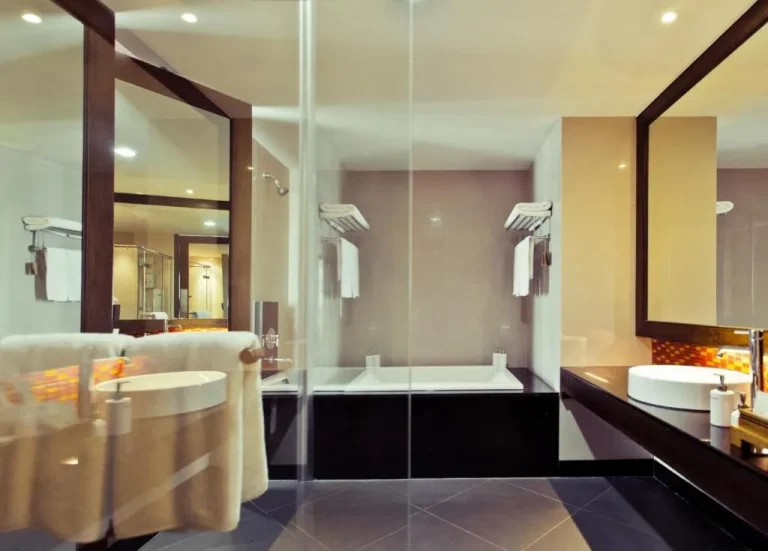 Elegantes Badezimmerdesign im Sunee Grand Hotel und Convention Center.