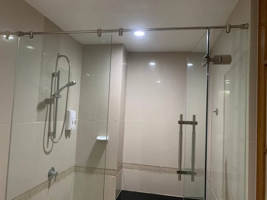 Moderne Duschbereich im Sunee Grand Hotel und Convention Center.