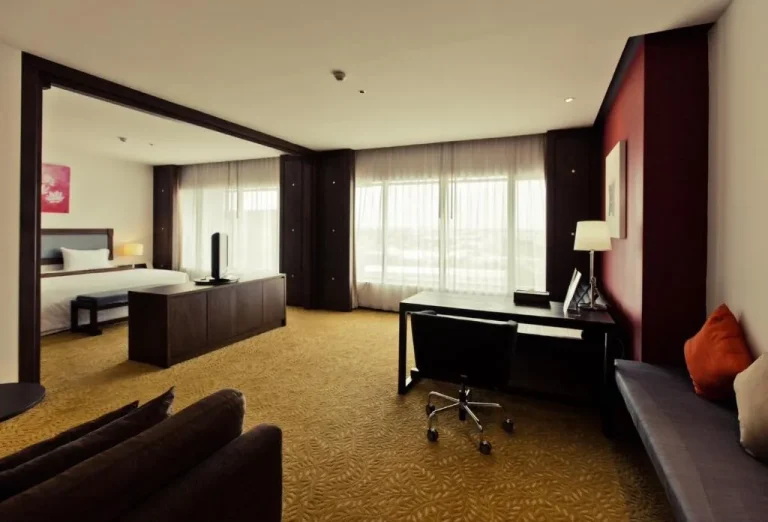 Sunee Grand Hotel und Convention Center Suite Arbeitsplatz.