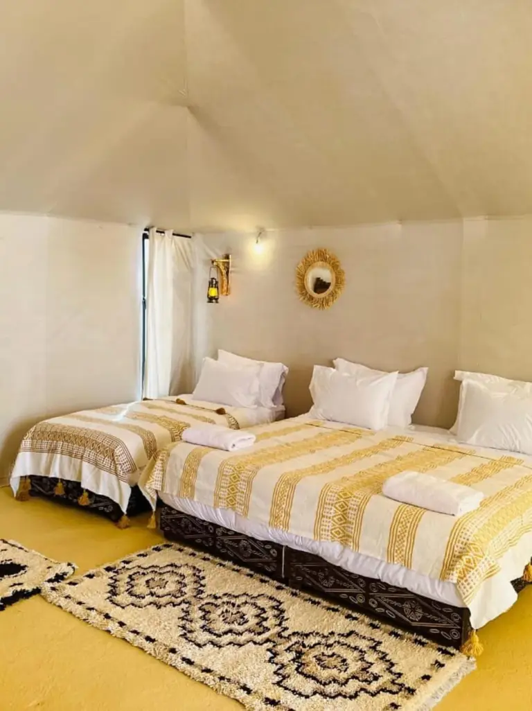 Komfortable Zeltaufstellung im Sunlight Luxury Desert Camp in Merzouga mit Bettwäsche