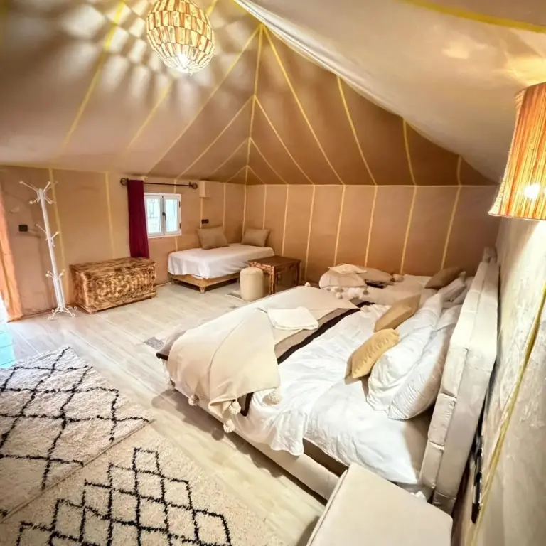 Innenraum eines Zelts im Sunlight Luxury Desert Camp in Merzouga, der die Unterkünfte hervorhebt